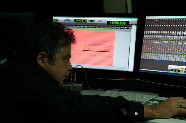 Engenheiro em sessão de mix