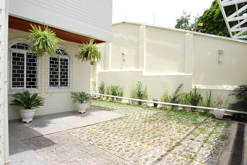 Fachada e jardim do estúdio