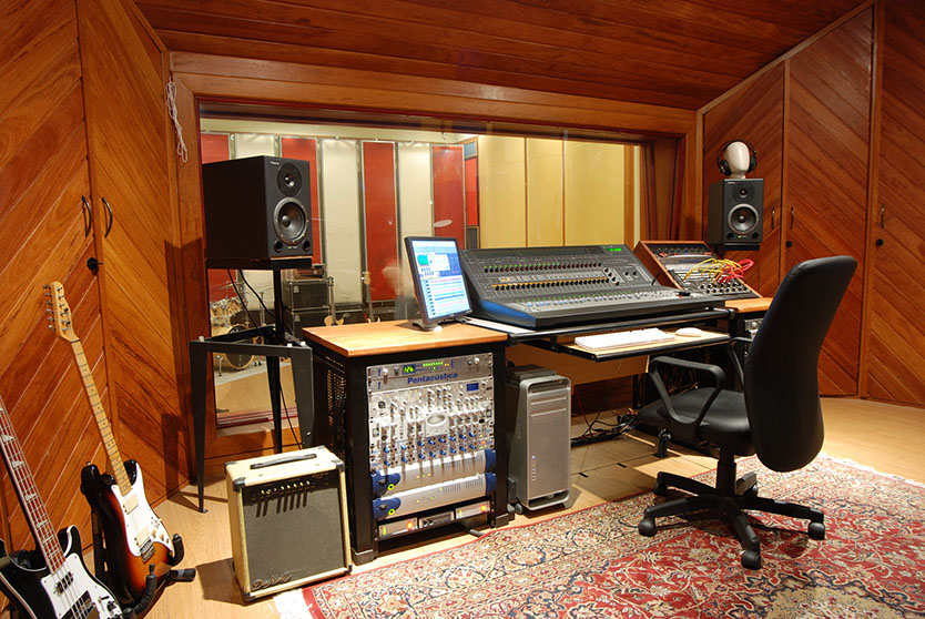 Sala de controle com mesa de mixagem